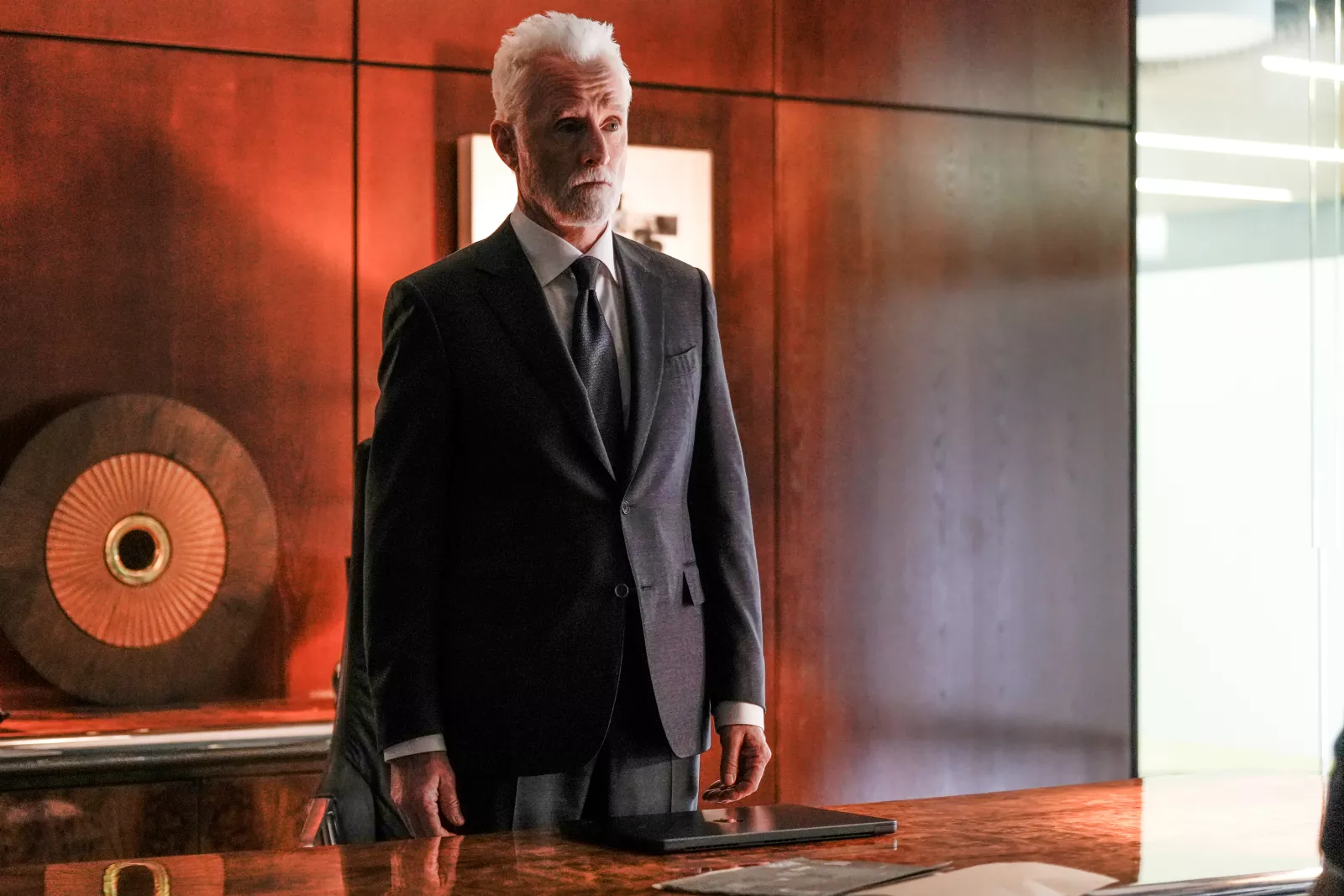Episode 109 -- John Slattery as Leo Drummond in The Rainmaker. Photo Credit: Christopher Barr/USA Network © 2025 VERSANT MEDIA. All Rights Reserved