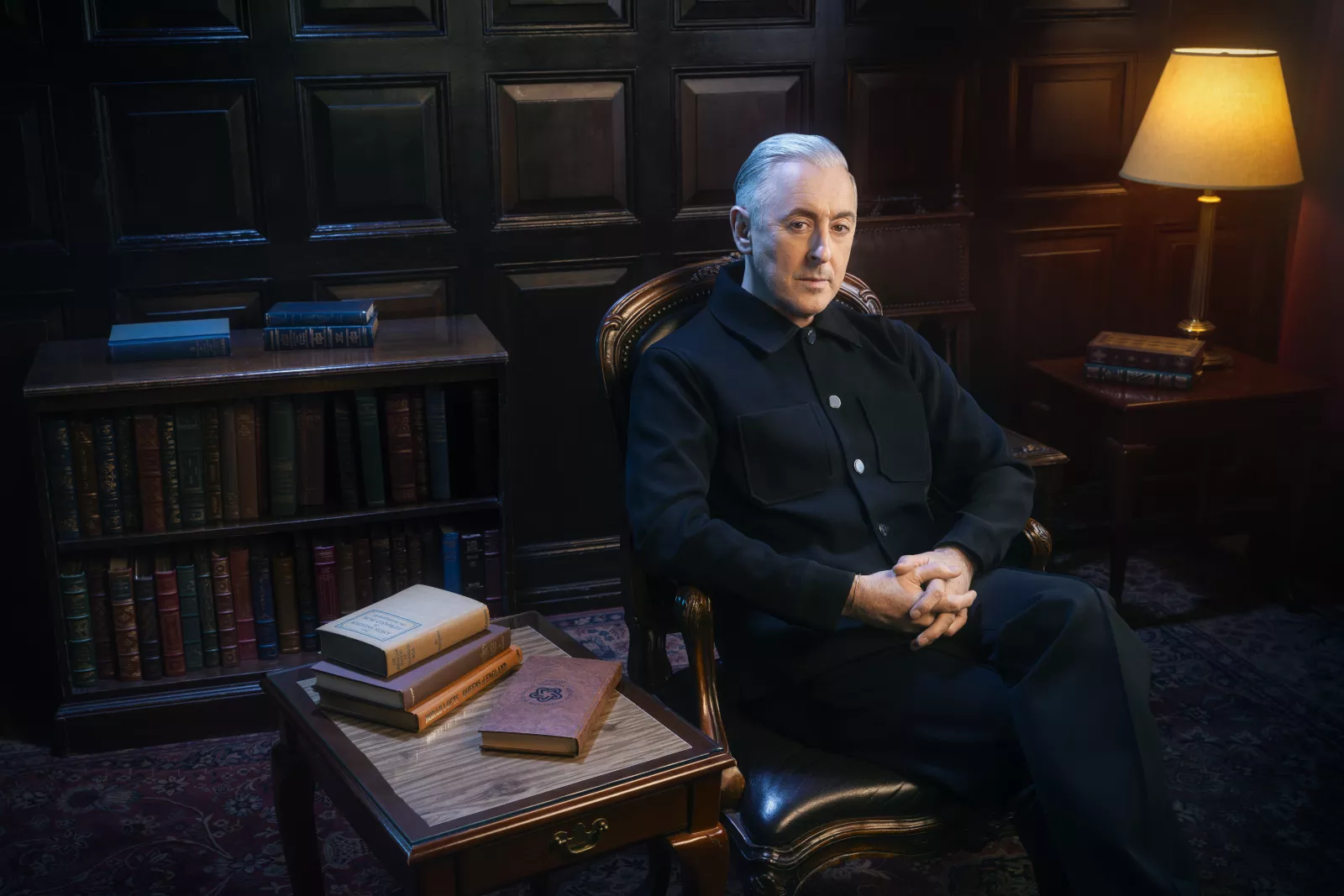 Alan Cumming stars in THE KILLER AMONG US on Oxygen True Crime. Photo Credit: Eric Ogden/Oxygen True Crime © 2026 VERSANT MEDIA. All Rights Reserved.