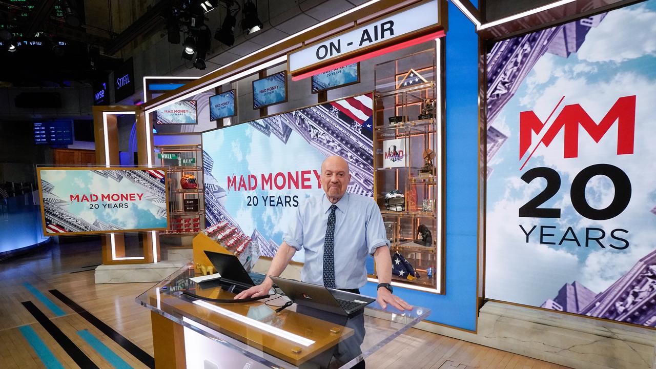 Featured image for article: JIM CRAMER RETURNS TO BOSTON FOR CNBC’s “MAD MONEY BACK TO SCHOOL TOUR”